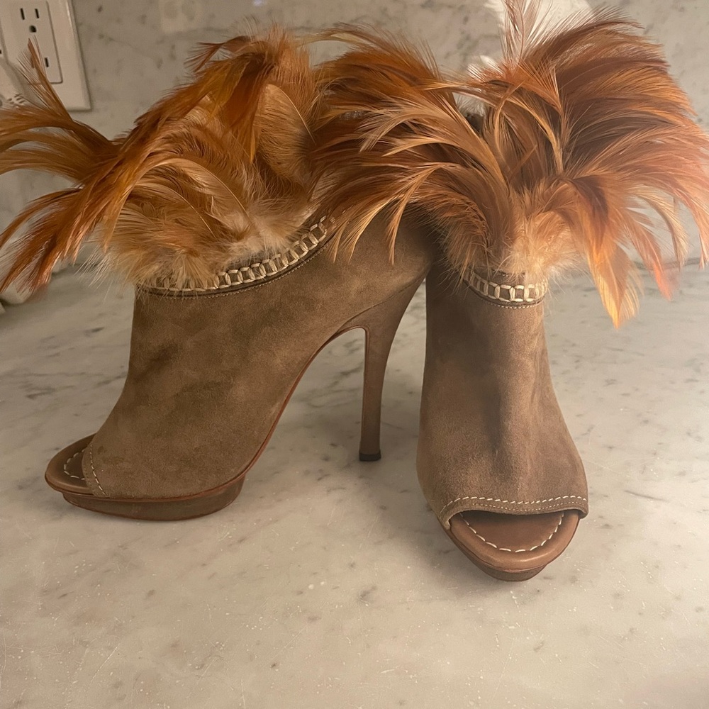 Santoni heels suede/ feathers